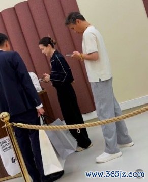 李乃文陪妻子巴黎逛街 使命空档全程陪伴